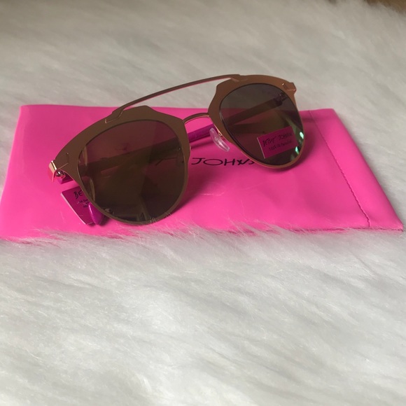 Betsey Johnson Retro Sunglasses - Picture 2 of 8